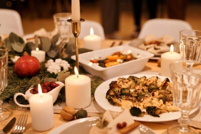 Noël 2026 chez AM.PM : velours, noyer et verre soufflé pour une déco qui dure